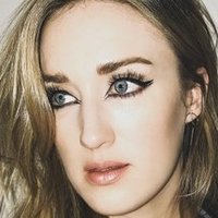 Ashley Johnson Desnuda