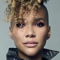 Emmy Raver-Lampman Desnuda
