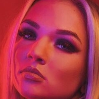Julia Hart Desnuda