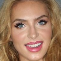 Saxon Sharbino Desnuda