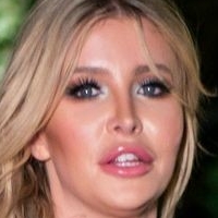 Sophia Hutchins Desnuda