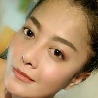 Thai Model Champagne Desnuda